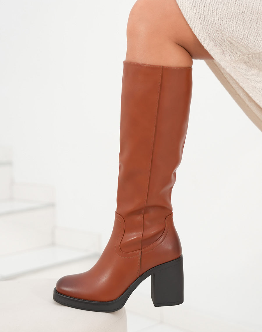 Bottes femme camel à talon moyen avec bout rond et effet délavé élégance et caractère