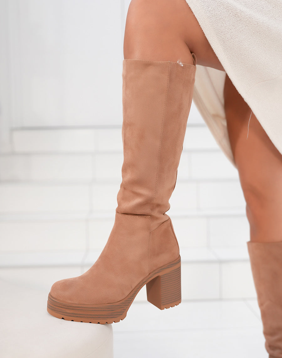Bottes femme en suédine camel avec talon de 9 cm et plateforme crantée