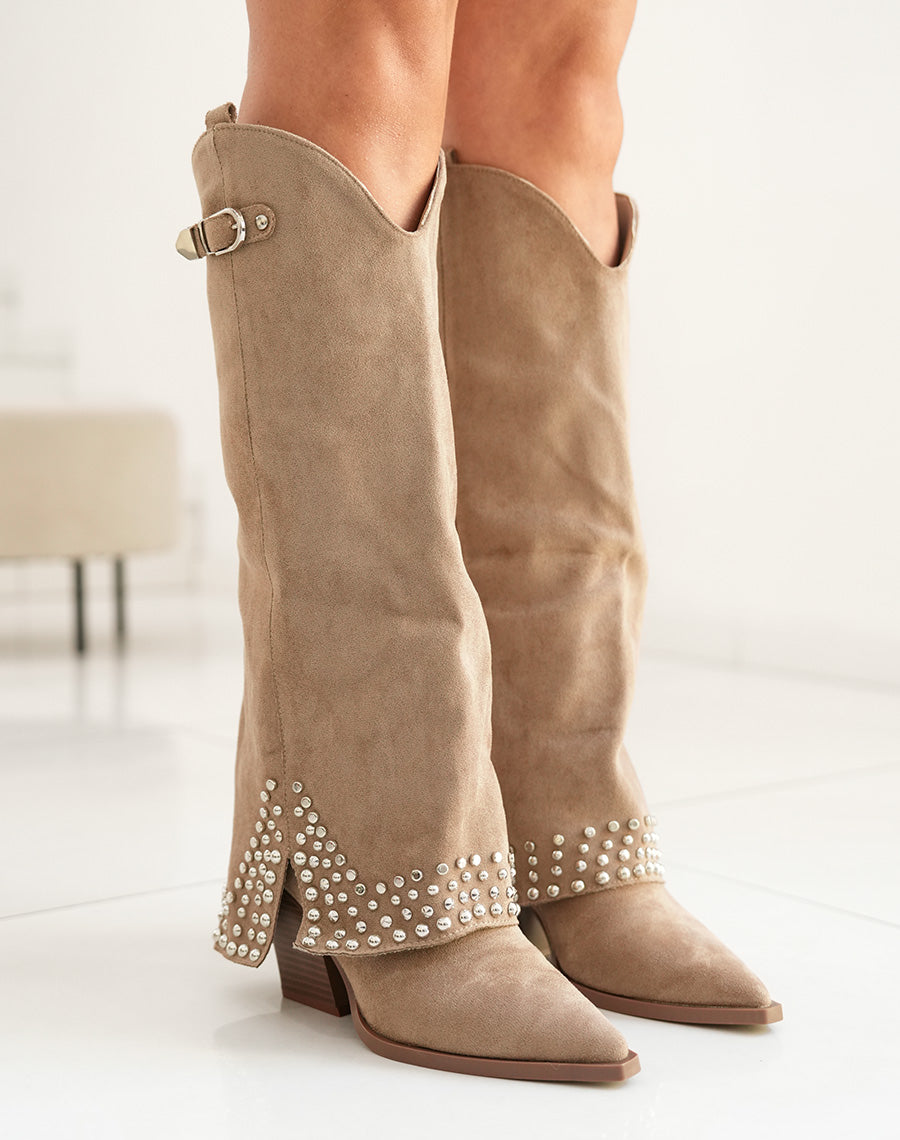 Bottes femme en suédine taupe à talon haut avec clous argentés et sangle décorative