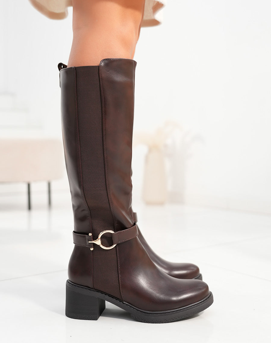 Bottes femme marron avec talon moyen et boucle décorative dorée