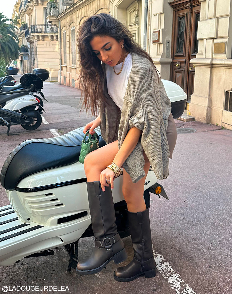 Bottes femme marron foncé style motard avec boucle et détails argentés