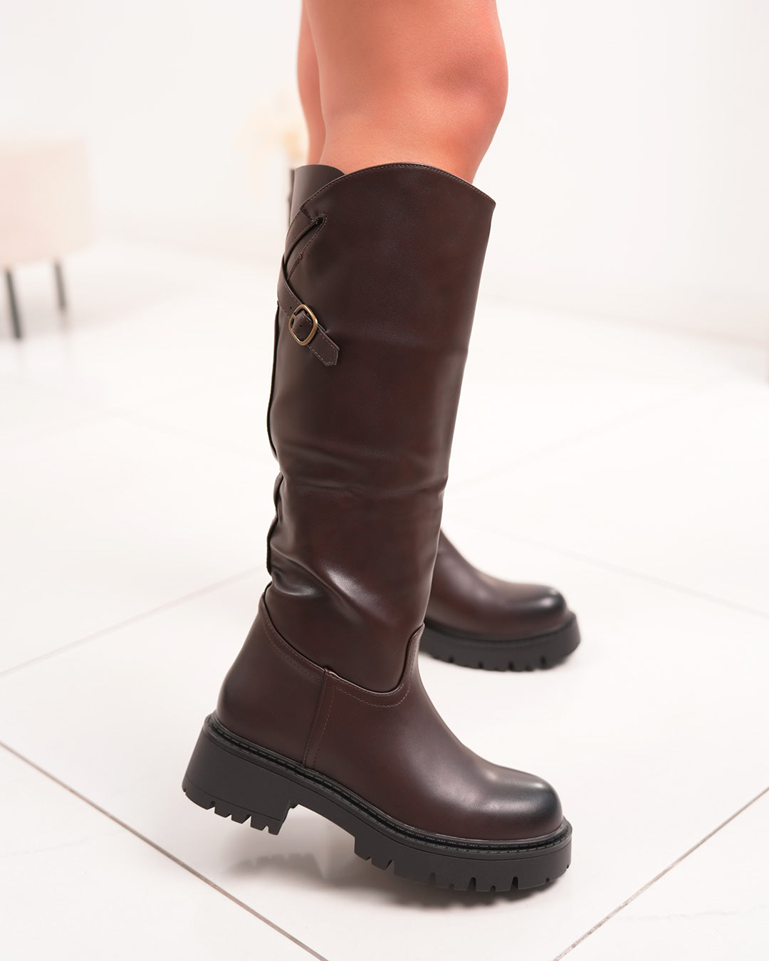 Bottes femme marron à lanière dorée et semelle crantée tendance