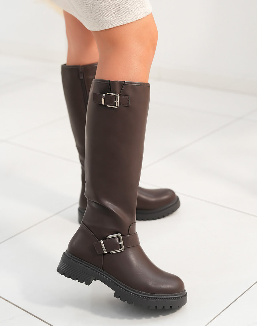 Bottes femme marron à lanières avec boucles argentées et semelle crantée robustes et tendance