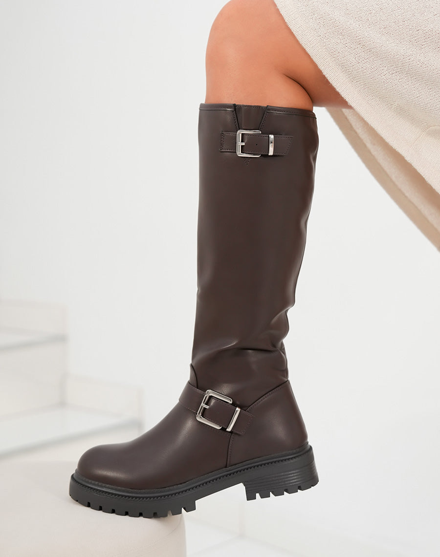 Bottes femme marron à lanières avec boucles argentées et semelle crantée robustes et tendance