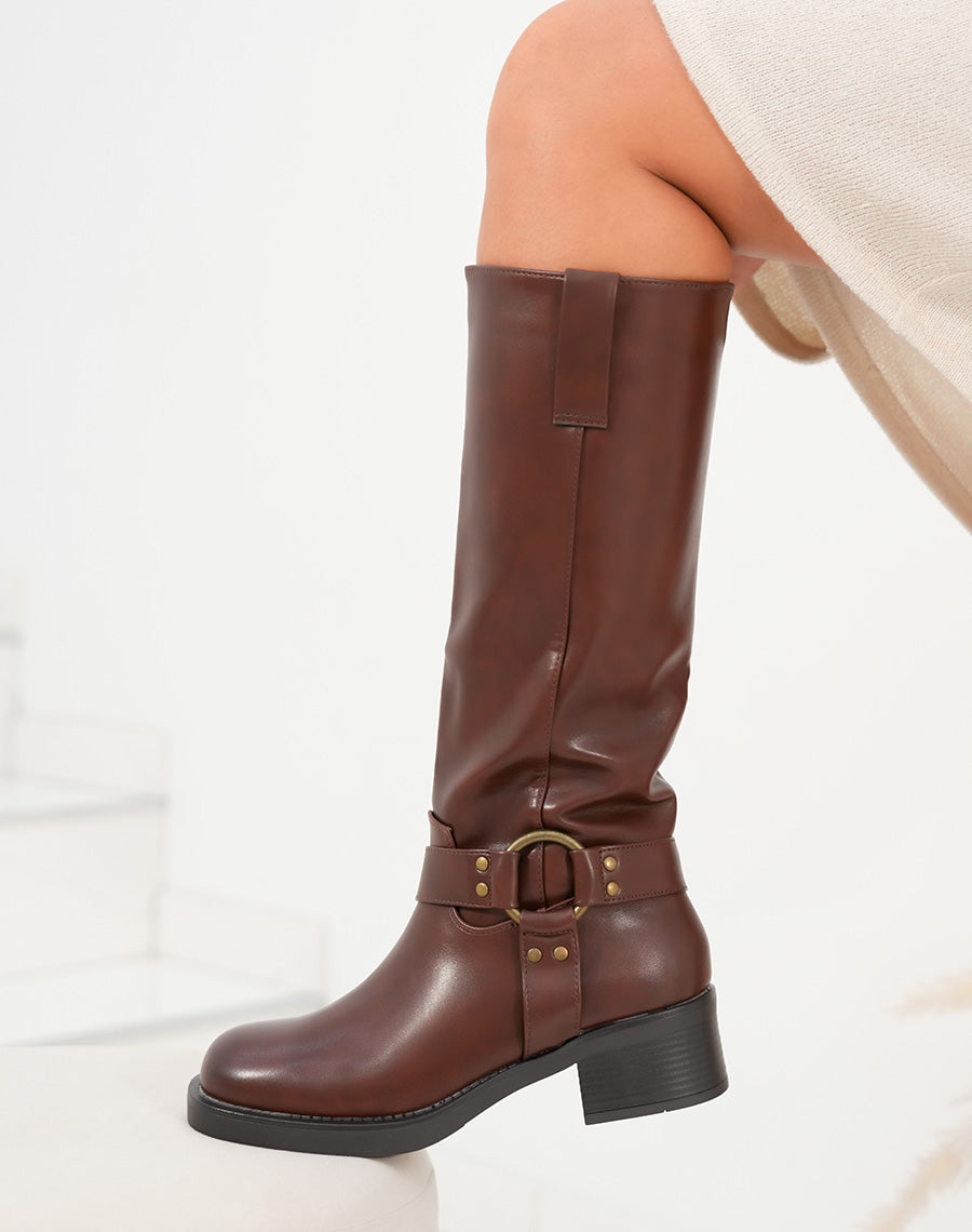 Bottes femme marron style motard avec boucle et détails cloutés dorés