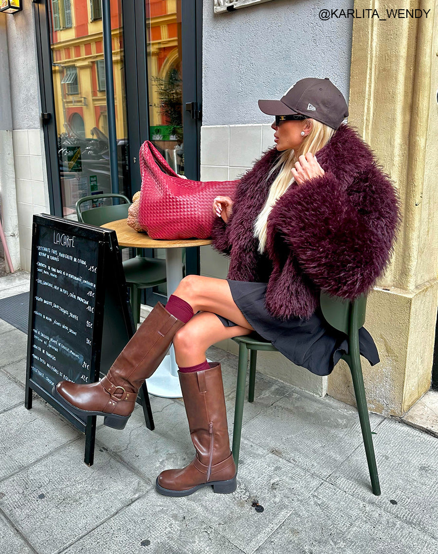 Bottes femme marron style motard avec boucle et détails cloutés dorés