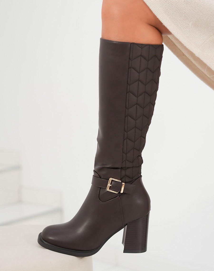 Bottes femme marron à talon haut avec effet matelassé et boucle dorée chic et élégantes