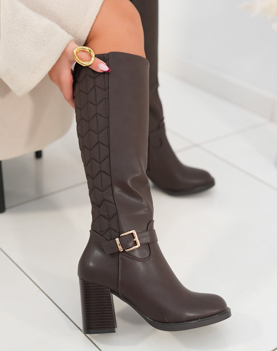 Bottes femme marron à talon haut avec effet matelassé et boucle dorée chic et élégantes