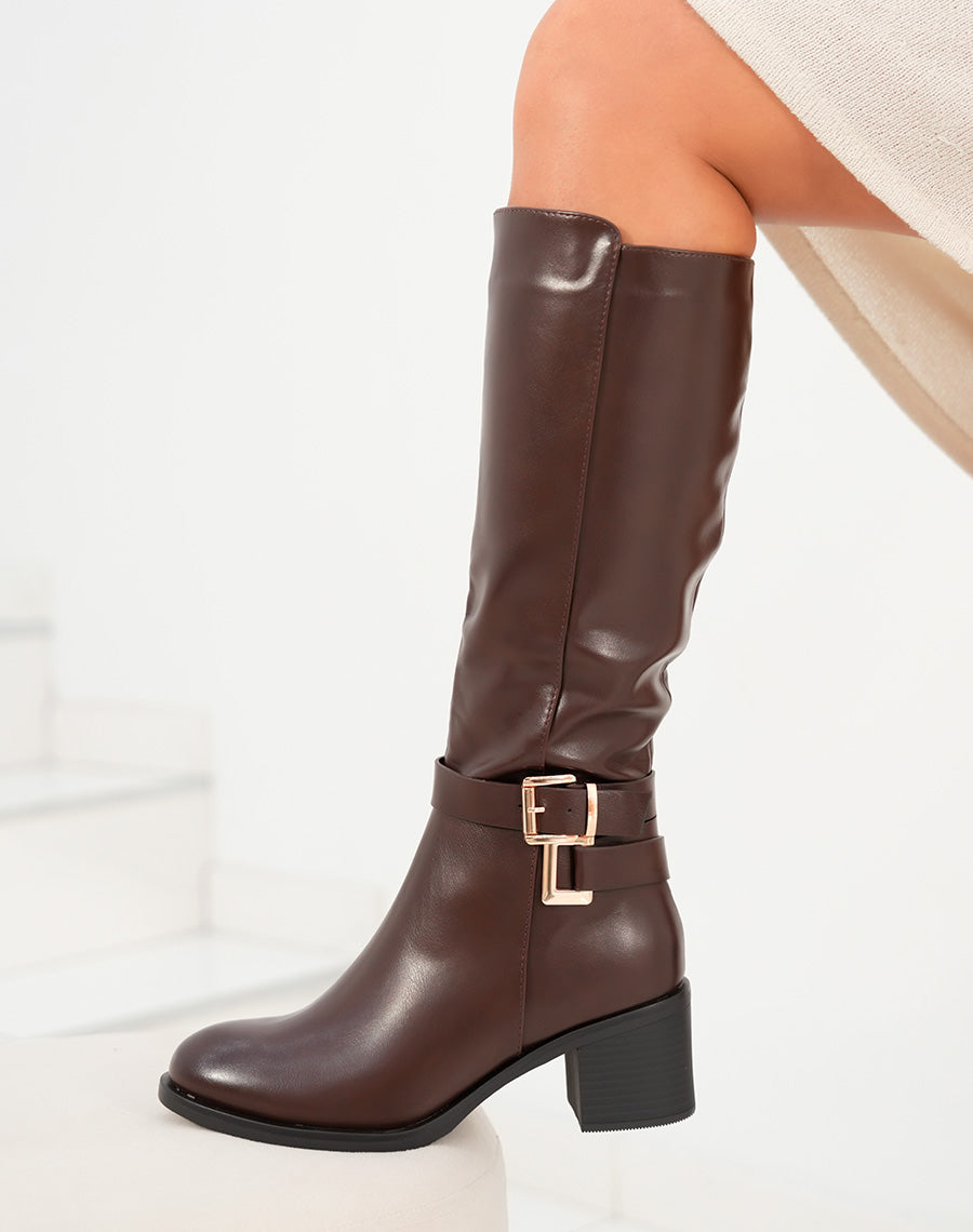 Bottes femme marron à talon moyen avec sangle décorative et boucle dorée élégance et confort