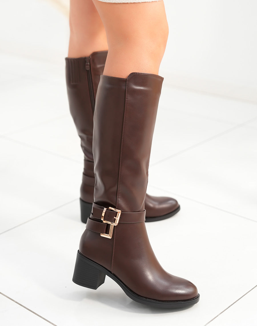 Bottes femme marron à talon moyen avec sangle décorative et boucle dorée élégance et confort