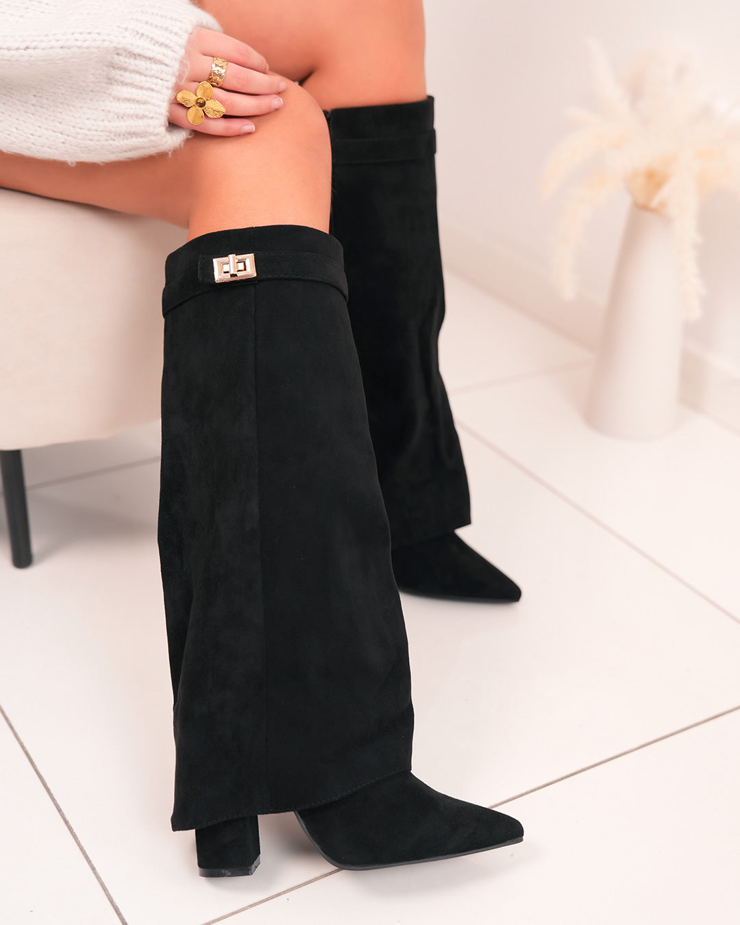 Bottes femme noires en suédine à revers et talon carré élégant