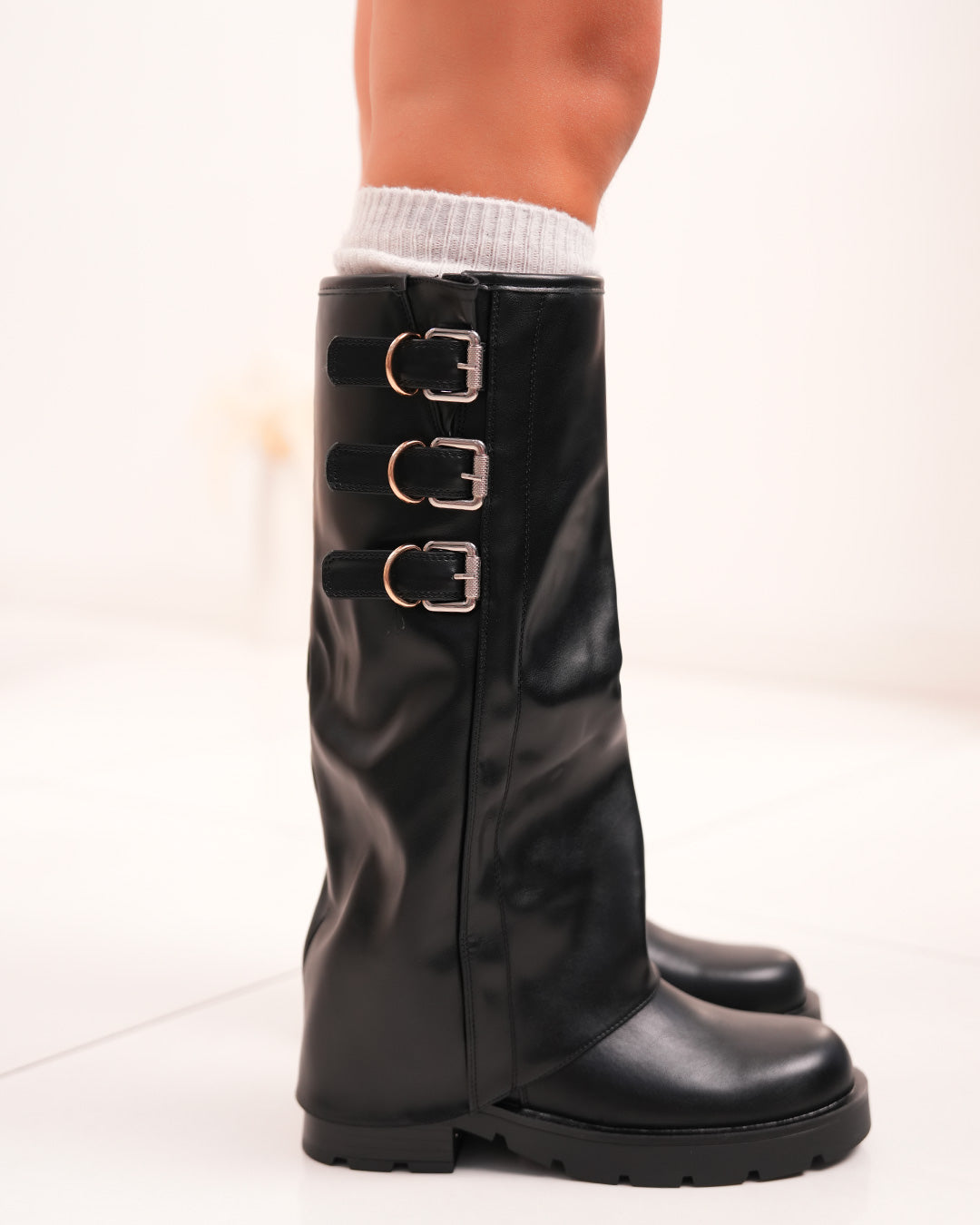 Bottes femme noires à revers avec boucles dorées et semelle crantée