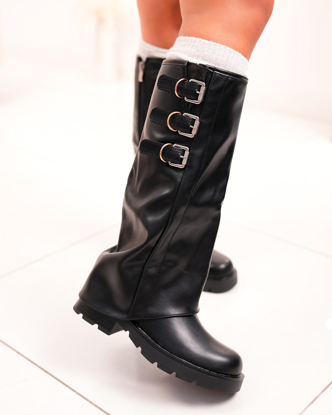 Bottes femme noires à revers avec boucles dorées et semelle crantée