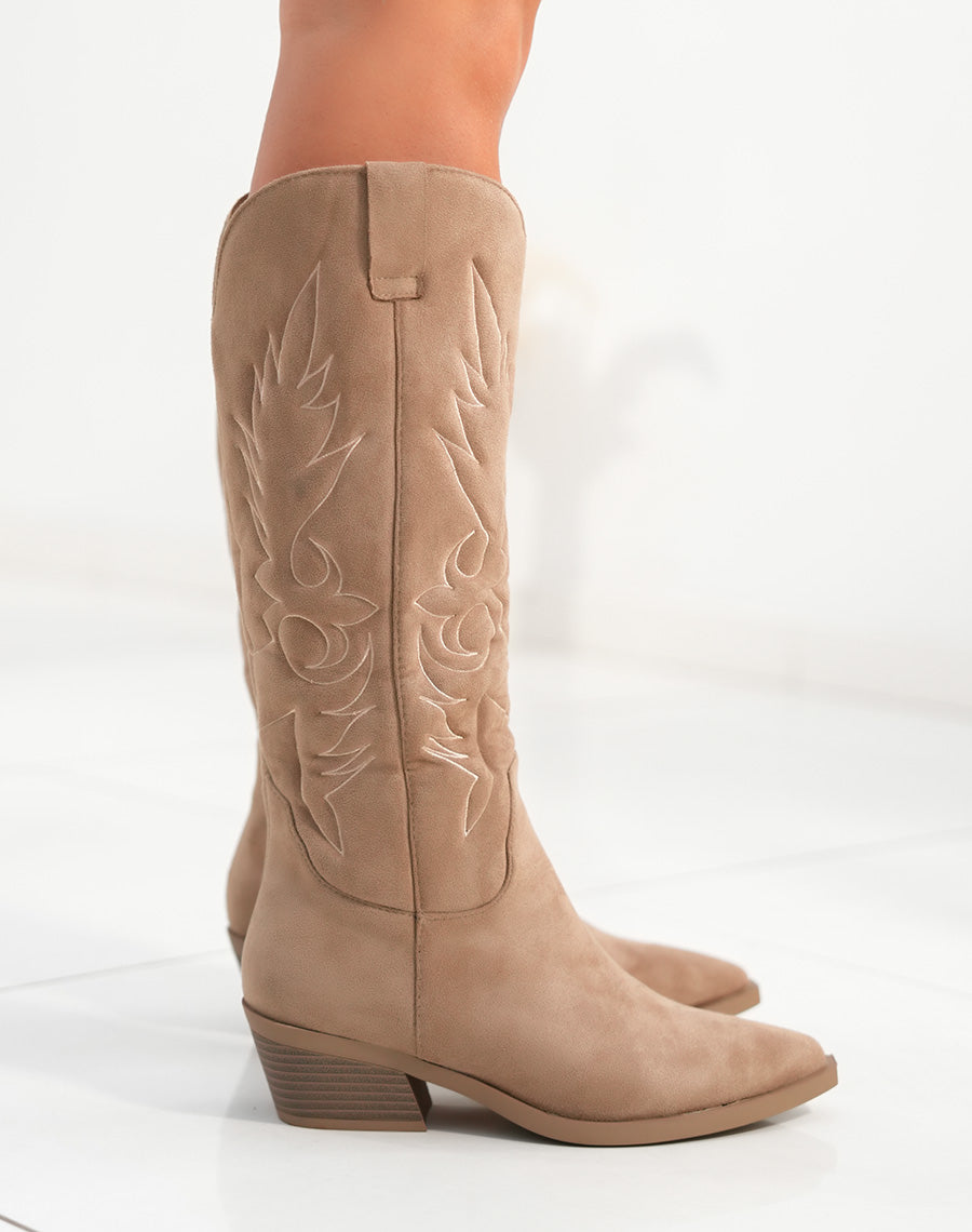 Bottes femme taupe en suédine style santiags avec détails tissés et talon épais élégance et caractère
