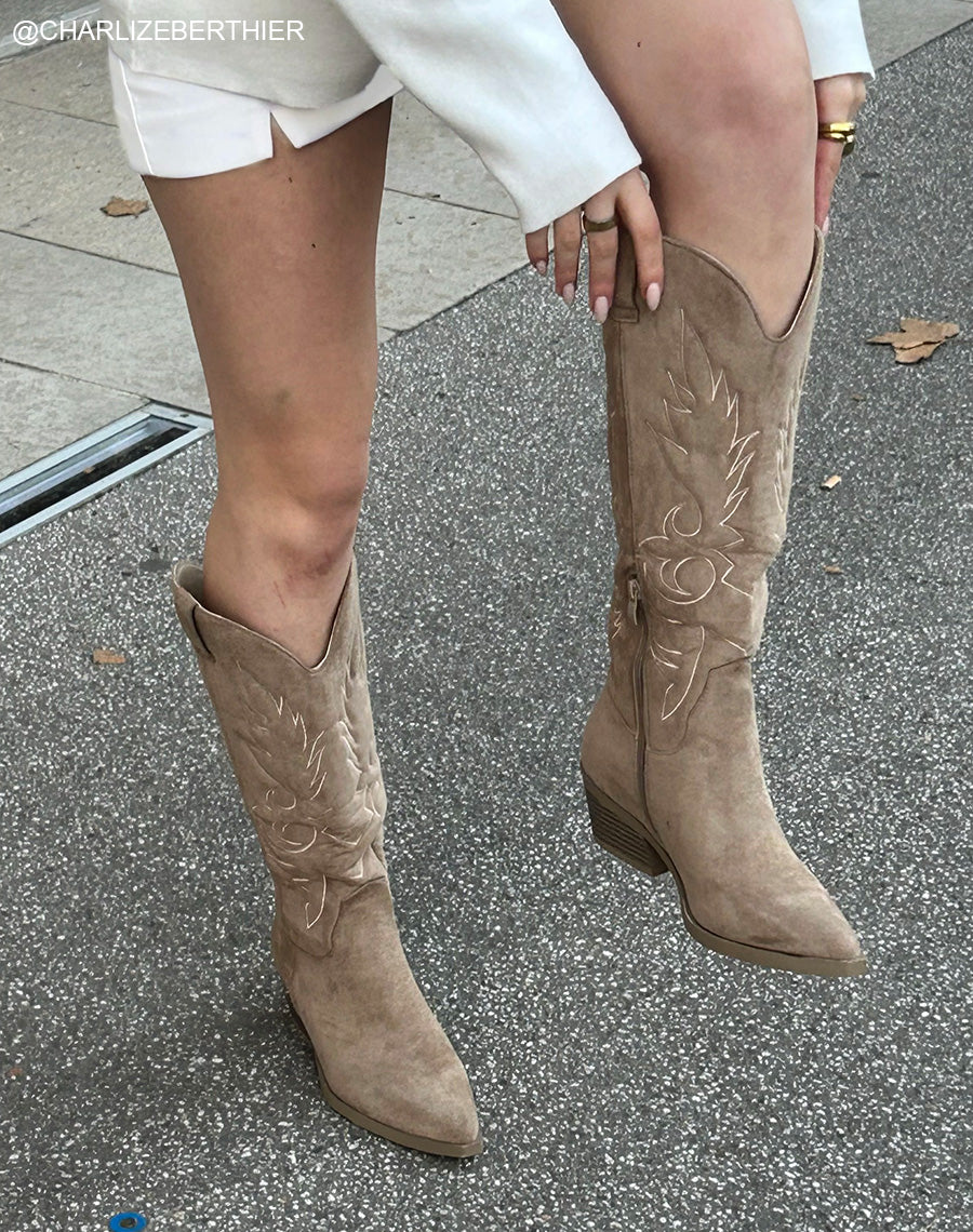Bottes femme taupe en suédine style santiags avec détails tissés et talon épais élégance et caractère