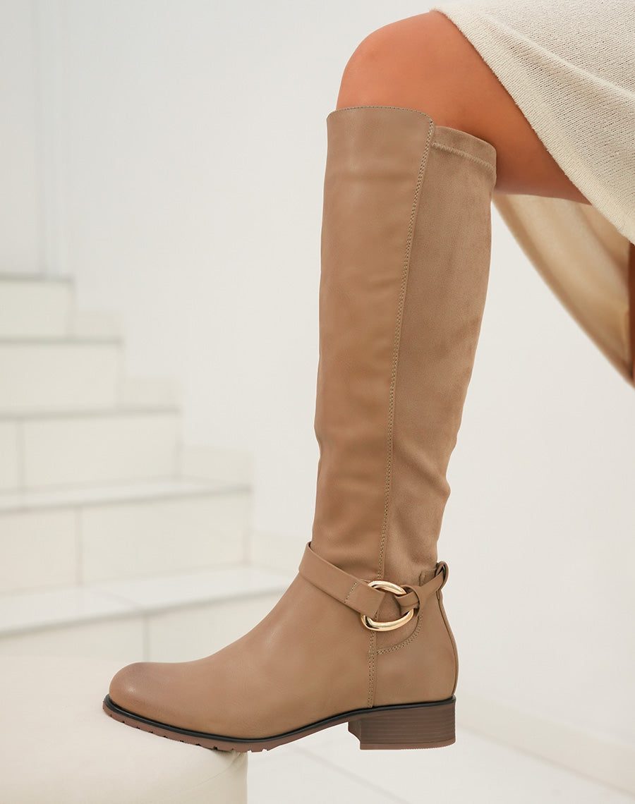 Bottes femme taupe hautes avec lanière et boucle dorée détails en daim