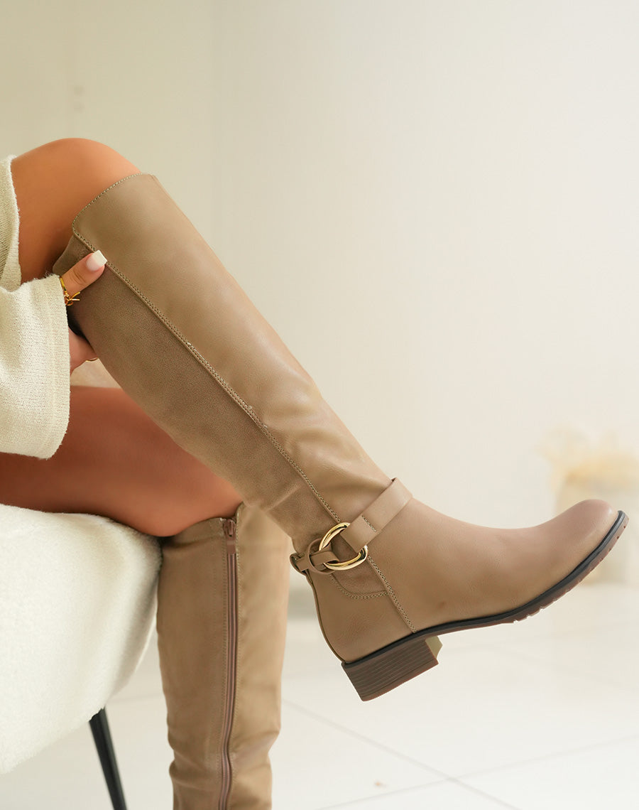 Bottes femme taupe hautes avec lanière et boucle dorée détails en daim