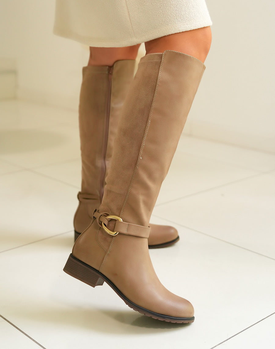 Bottes femme taupe hautes avec lanière et boucle dorée détails en daim