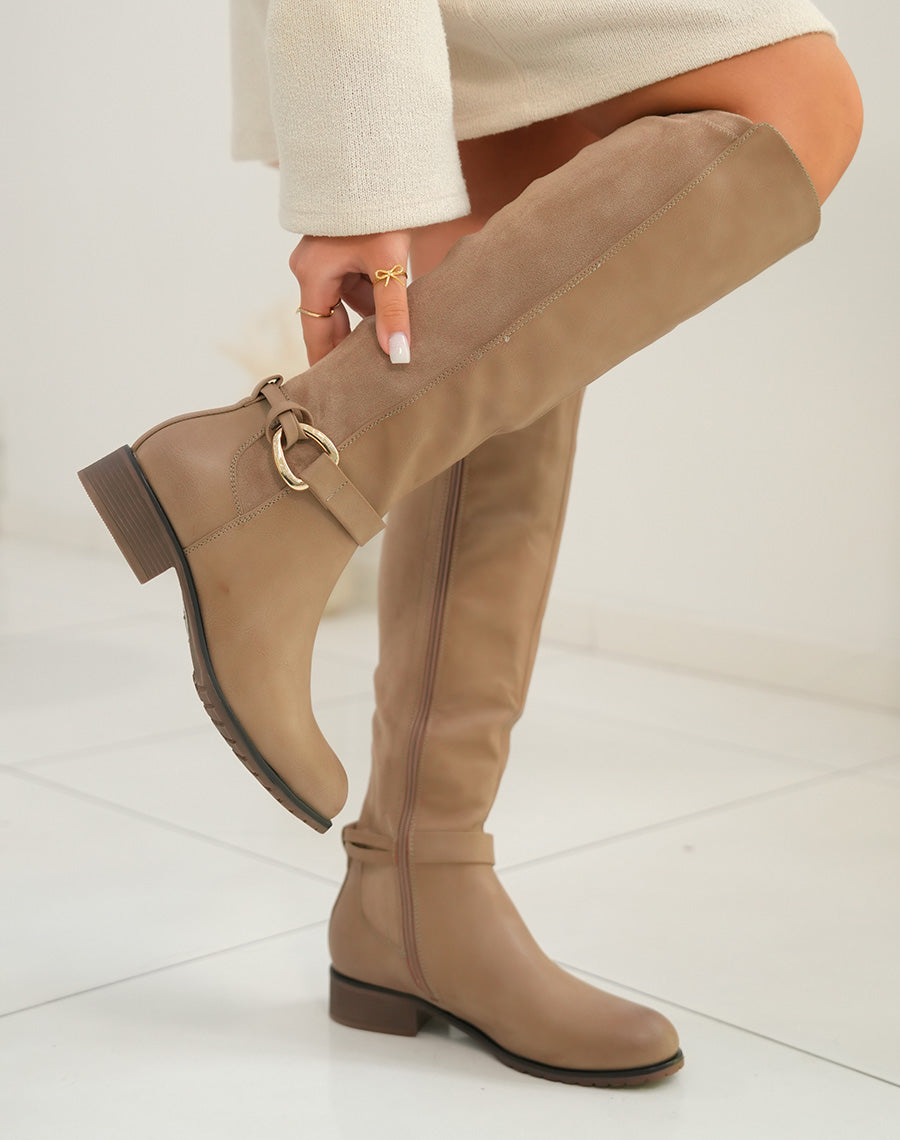 Bottes femme taupe hautes avec lanière et boucle dorée détails en daim