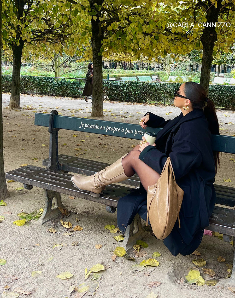 Bottes femme taupe hautes avec lanière et boucle dorée détails en daim