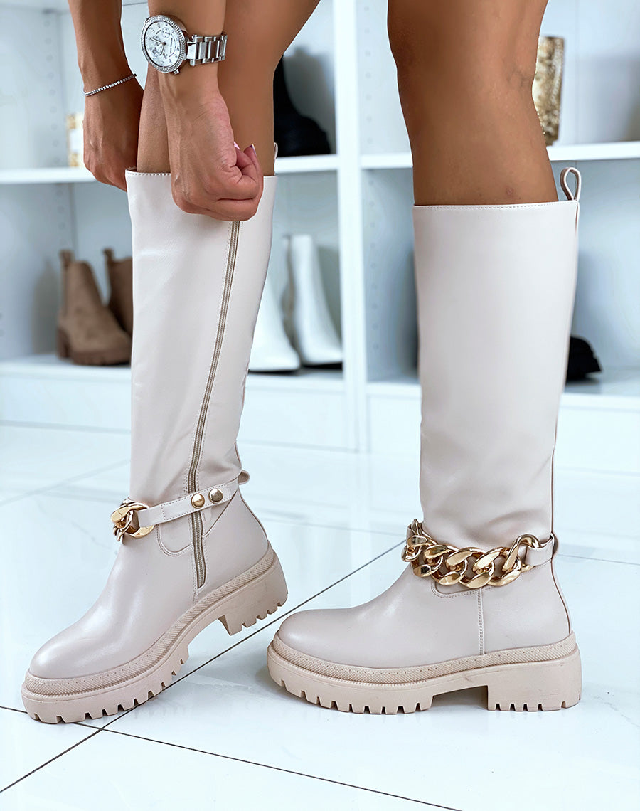 Bottes hautes beiges ornées d’une chaîne dorée