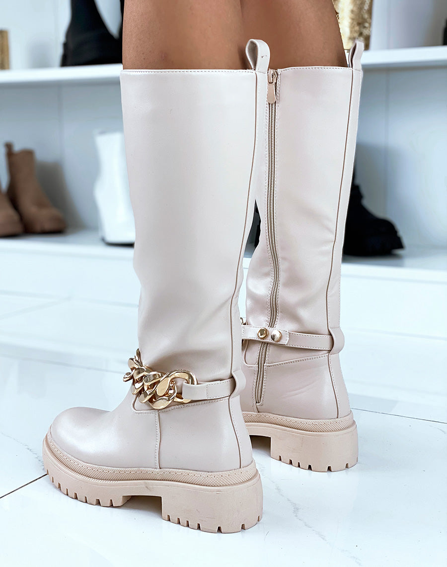 Bottes hautes beiges ornées d’une chaîne dorée