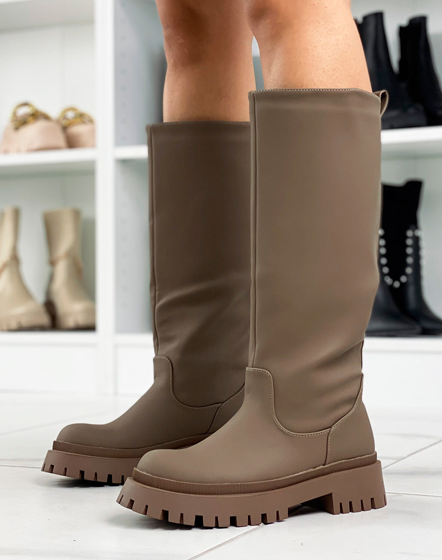 Bottes hautes marron foncé gommées à semelle épaisse