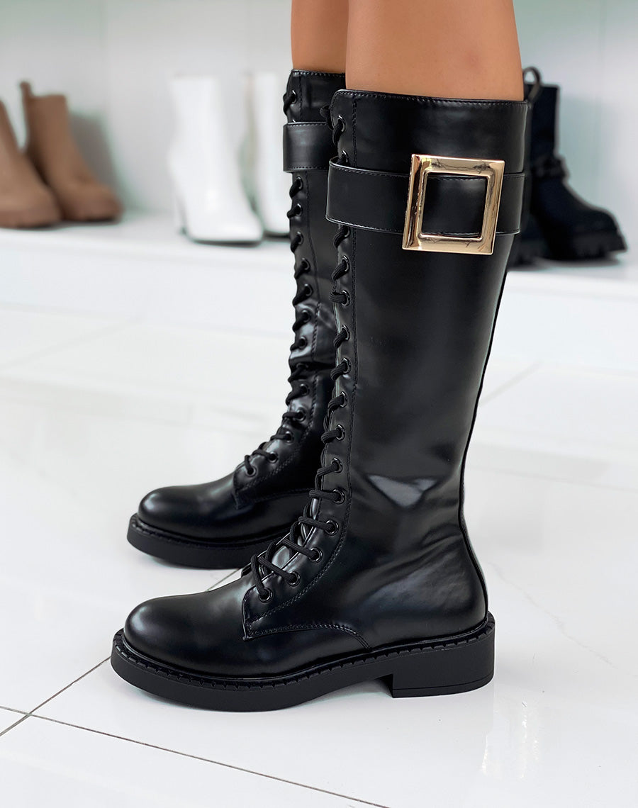 Bottes hautes noires à grosse boucle dorée
