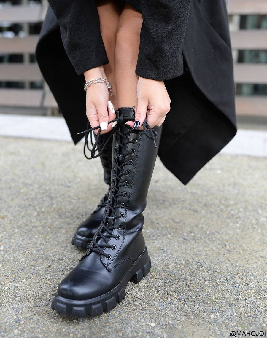 Bottes hautes noires à lacets et à poches
