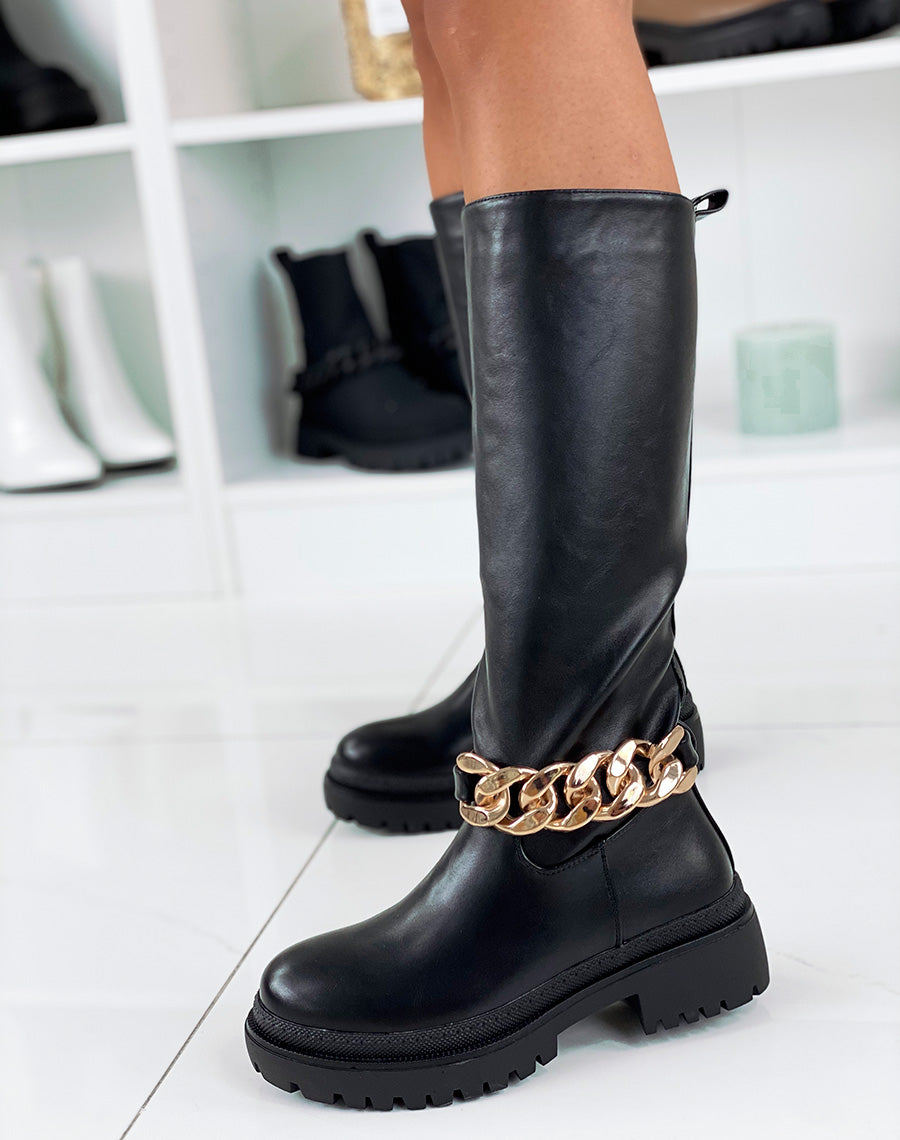 Bottes hautes noires ornées d’une chaîne dorée