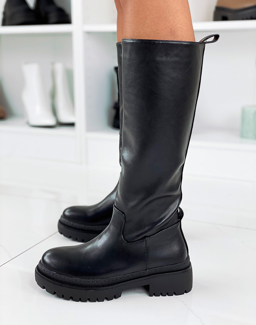 Bottes hautes noires ornées d’une chaîne dorée
