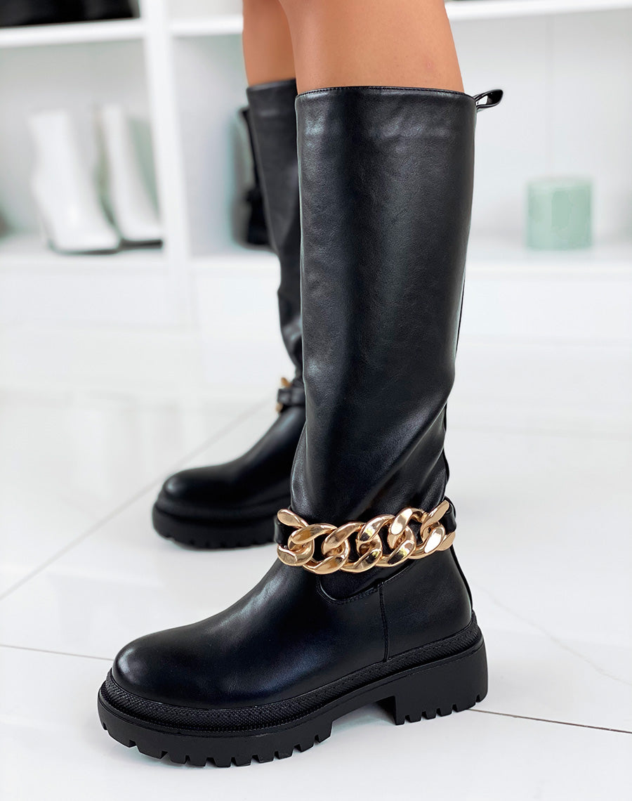 Bottes hautes noires ornées d’une chaîne dorée