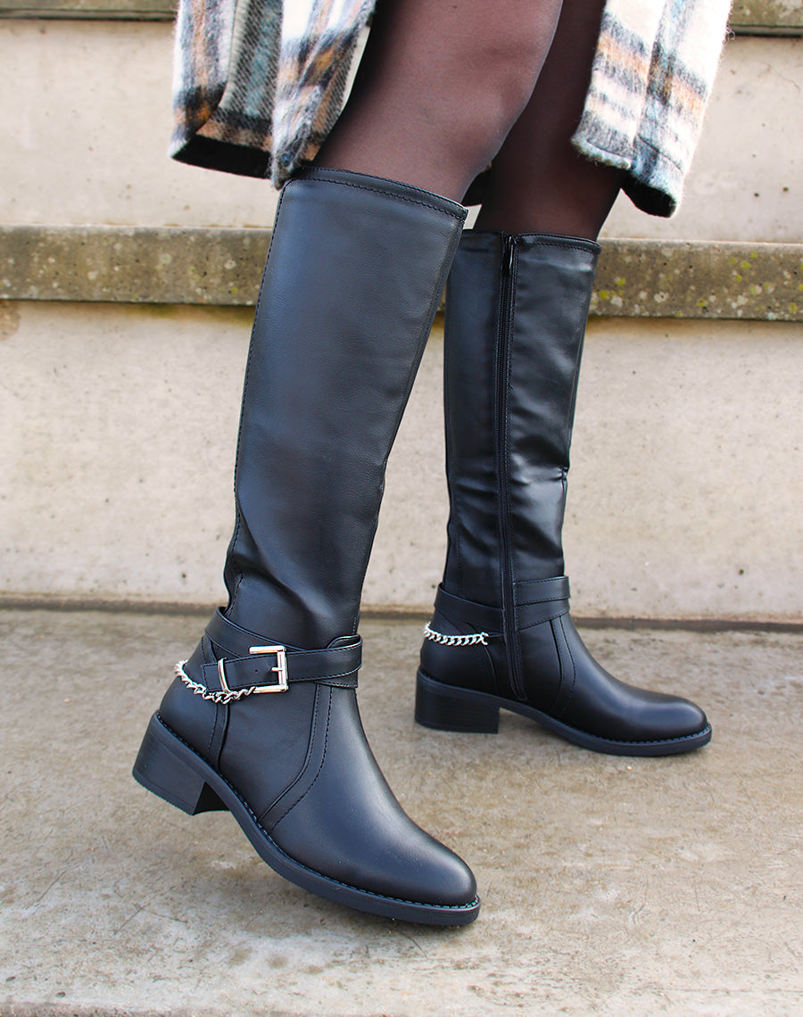 Bottes hautes noires à talon et détail chaîne