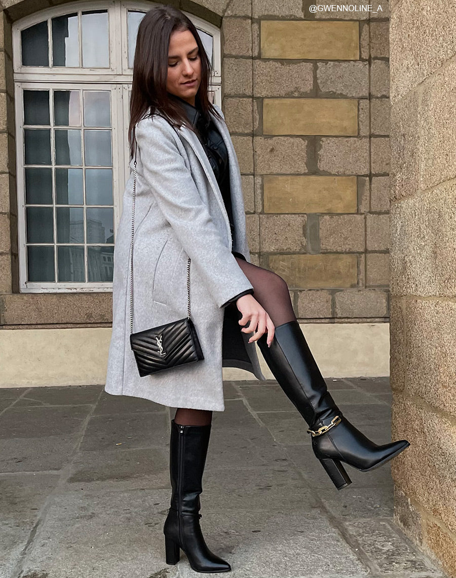 Bottes hautes noires à talon ornées d’une chaine dorée