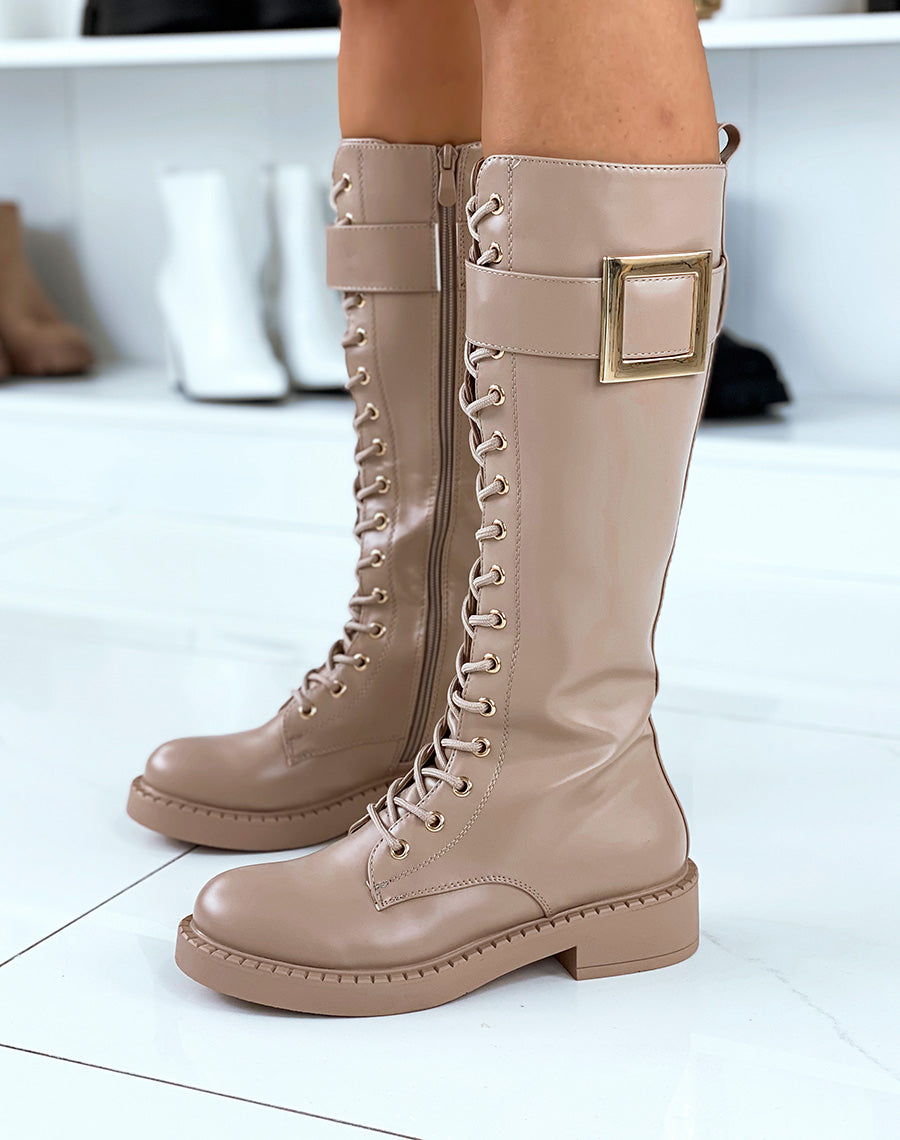 Bottes hautes taupe à grosse boucle dorée