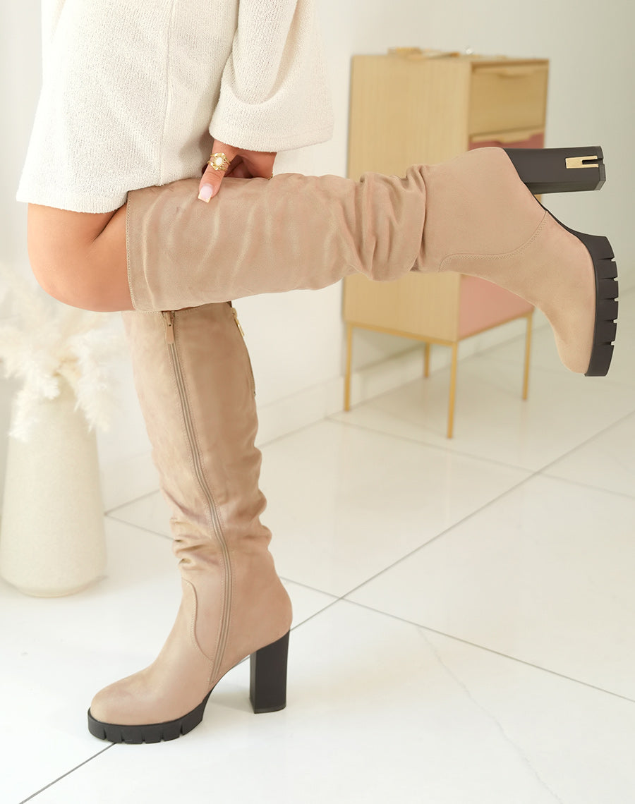 BOTTES MARRON CLAIR EFFET DAIM ? TALONS AVEC DETAIL DOR?E POUR FEMME