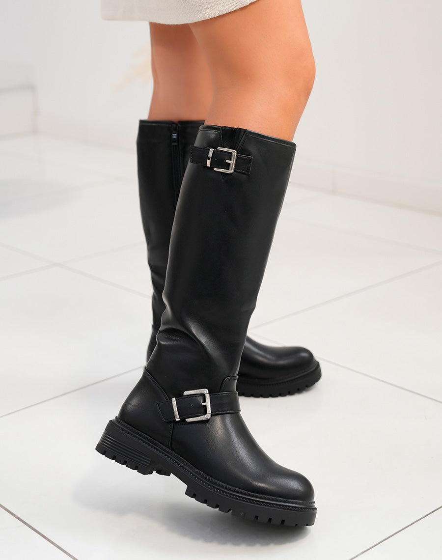 Bottes noires avec sangles argentées