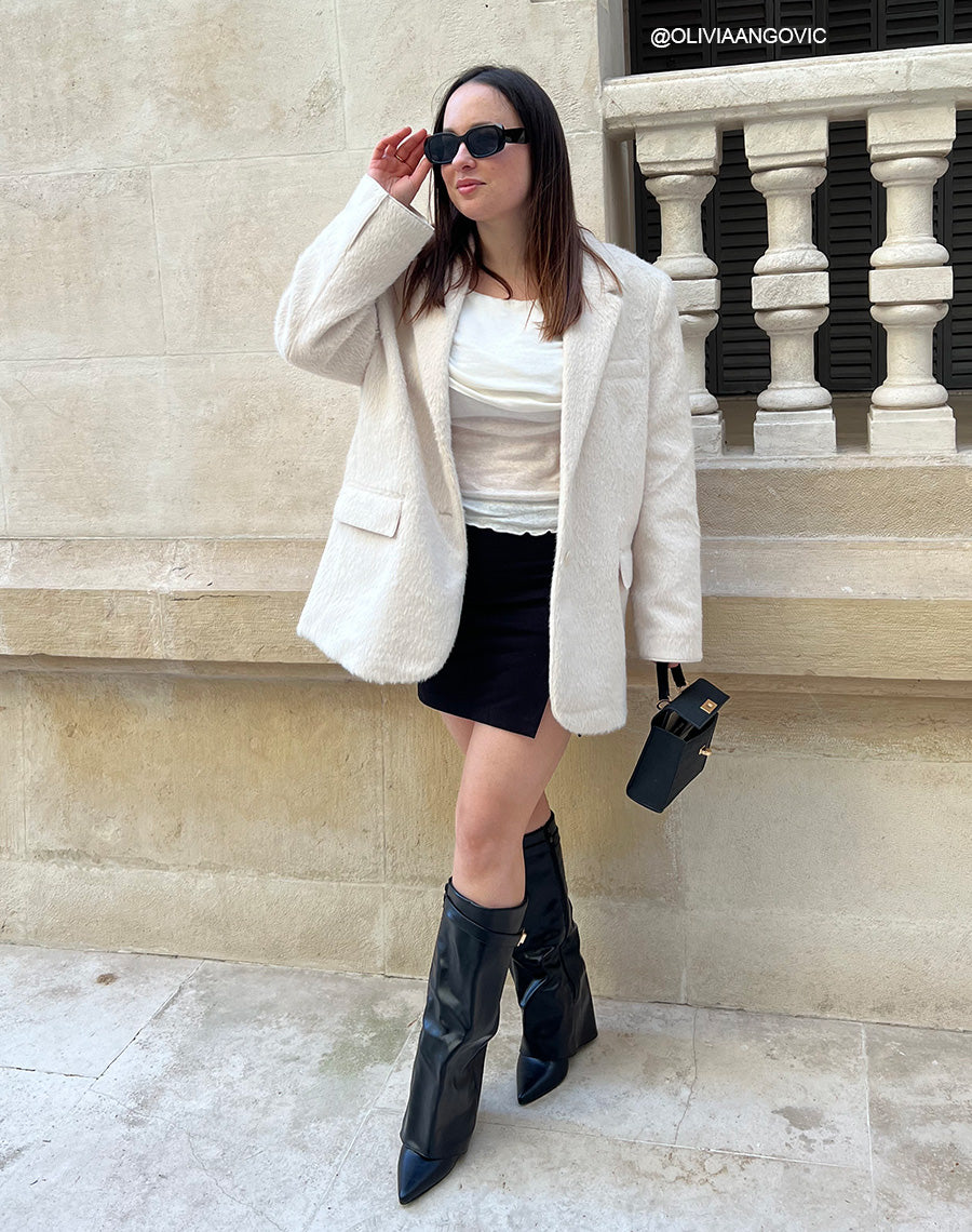 Bottes noires à bout pointu et détails dorés à talon pour Femmes