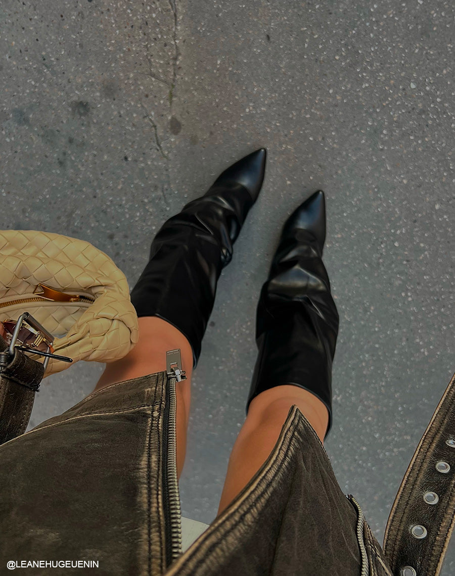 Bottes noires à bout pointu et à talons