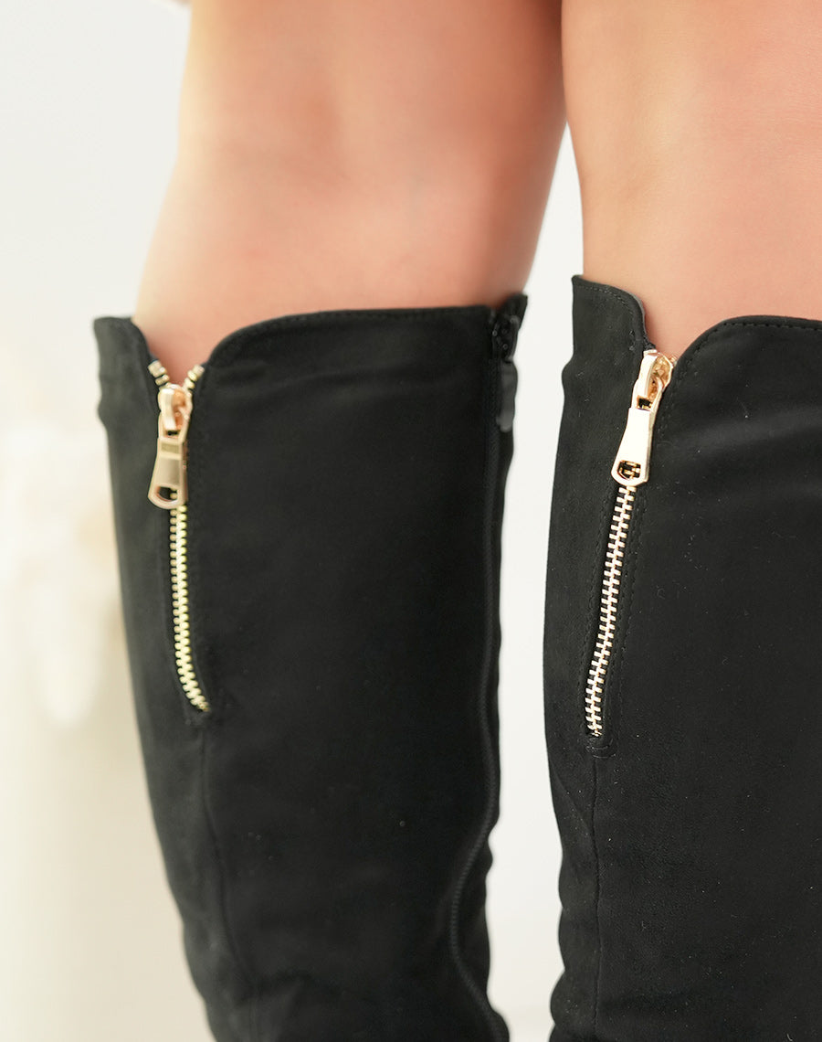 BOTTES NOIRES EFFET DAIM ? TALONS AVEC DETAIL DOR?E POUR FEMME