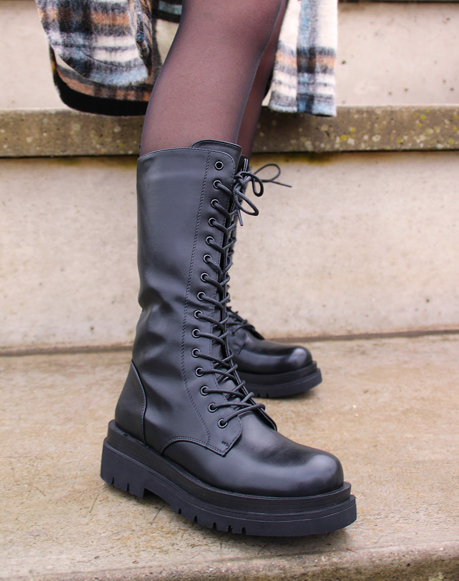 Bottes noires hautes à lacets