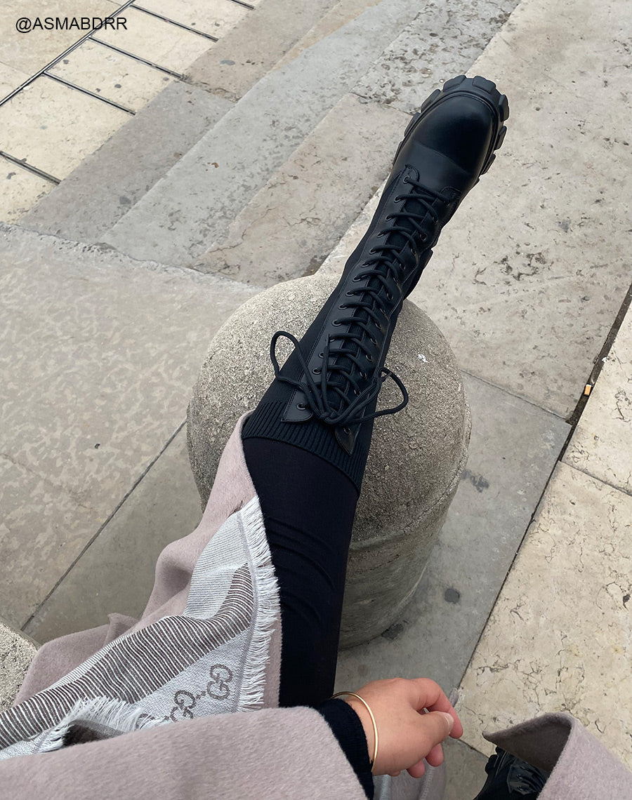 Bottes noires lacées façon chaussette à semelles crantées