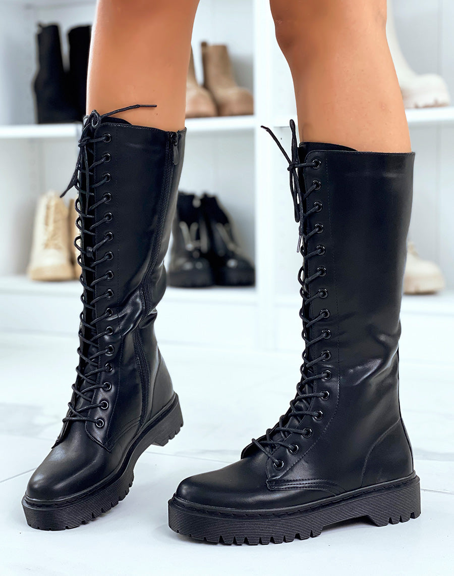 Bottes noires lacées à semelle plate et crantée