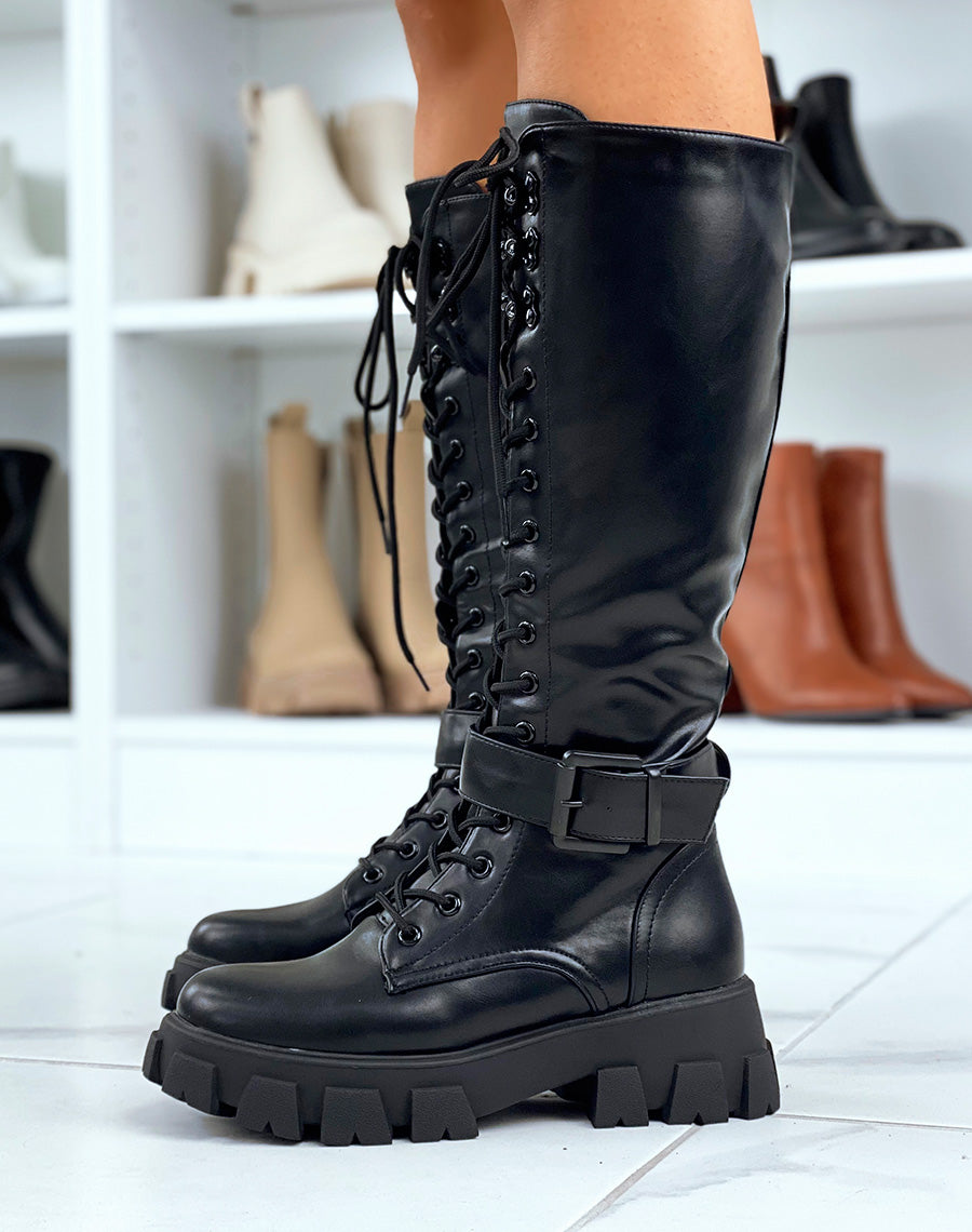 Bottes noires lacées à semelles crantées et lanière