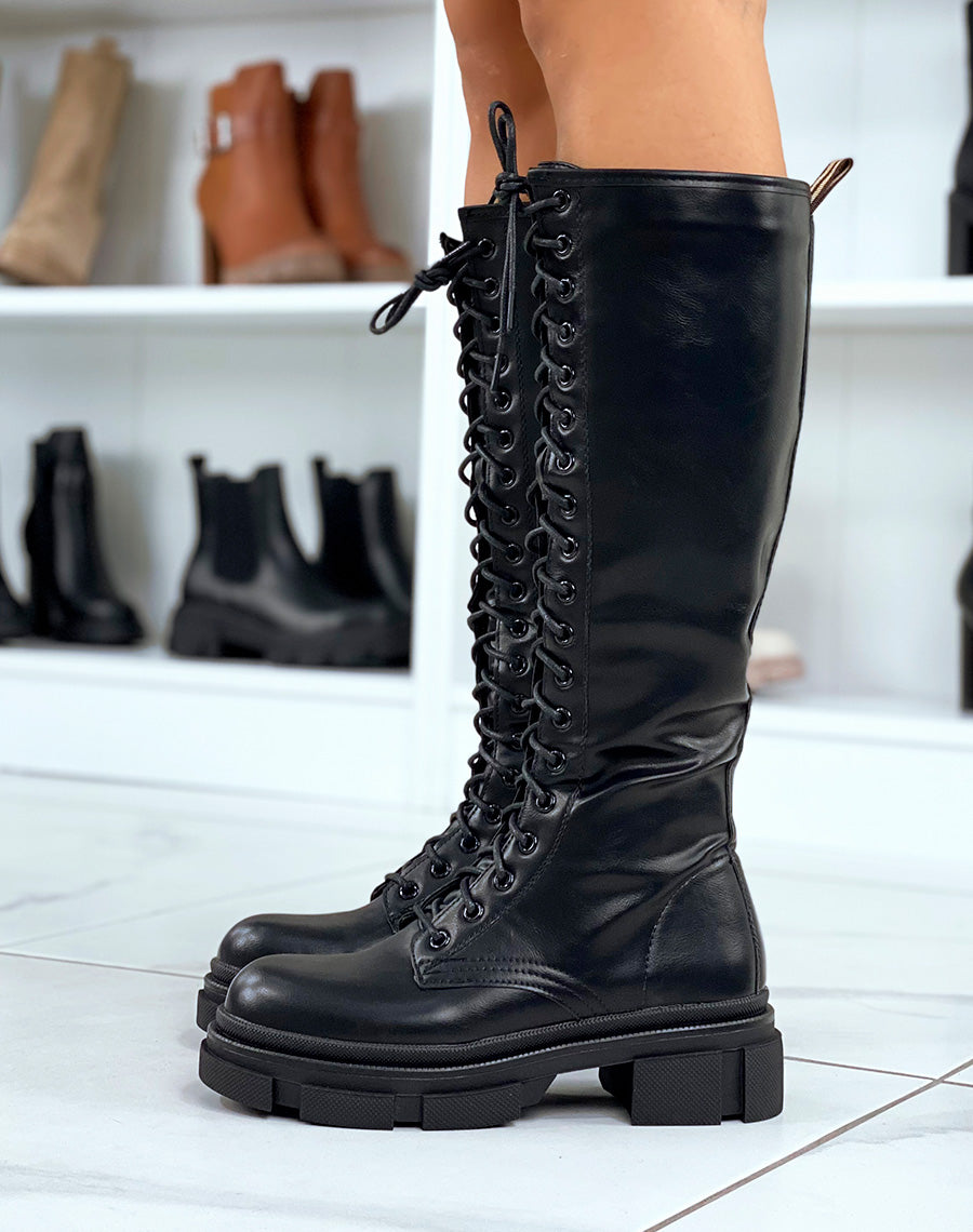 Bottes noires à lacets e semelle légèrement crantée