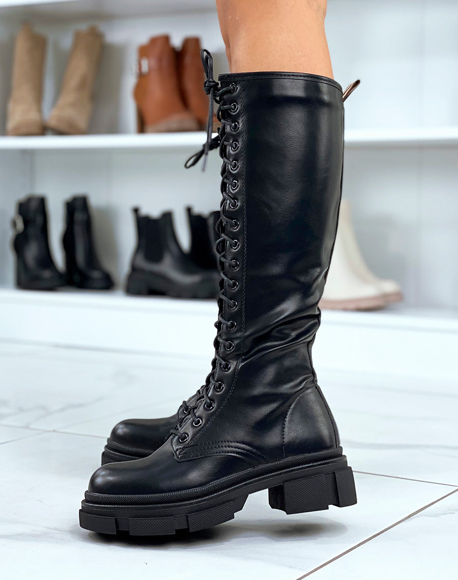 Bottes noires à lacets e semelle légèrement crantée