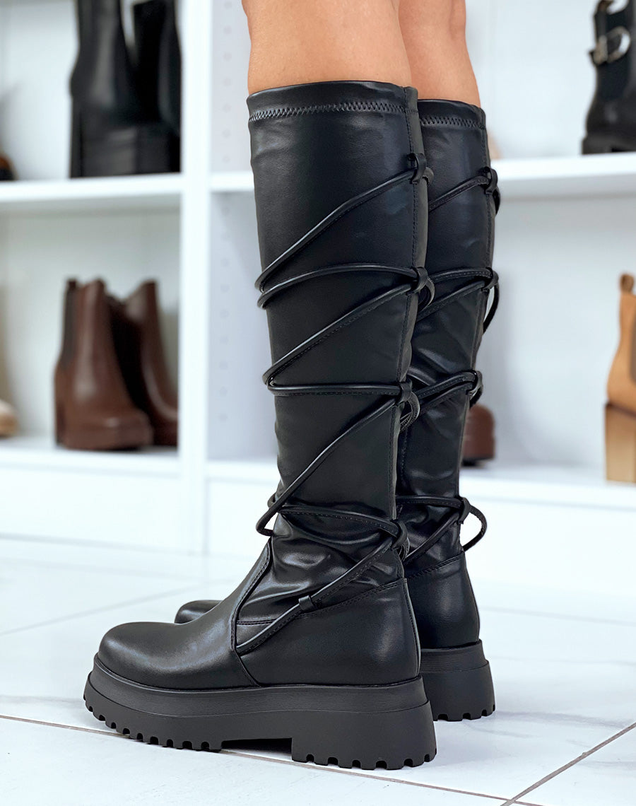 Bottes noires à lacets entrecroisés