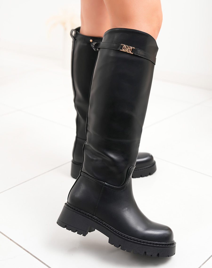 Bottes noires à semelle crantée et lanière à boucle dorée