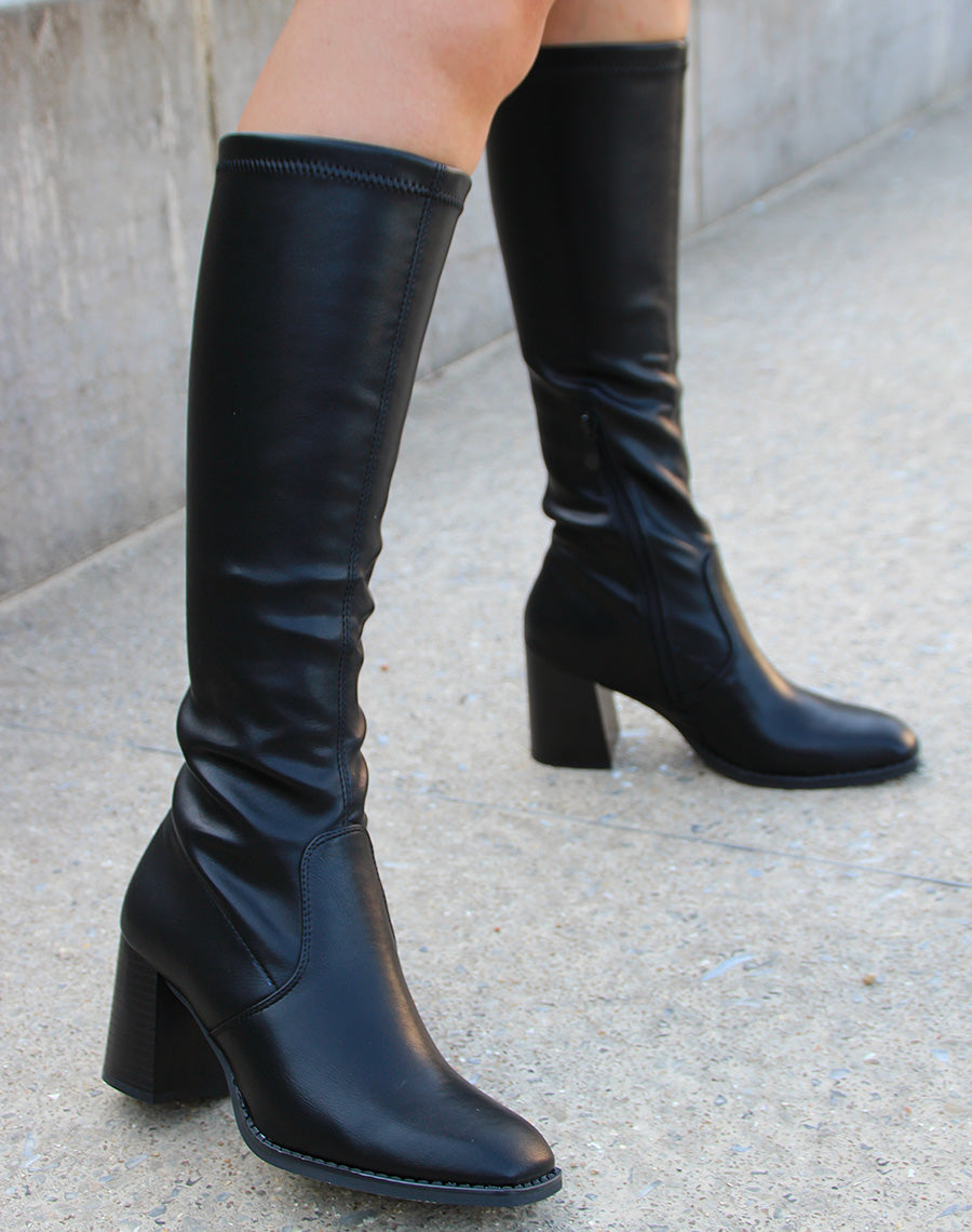 Bottes noires à talon et bout carré