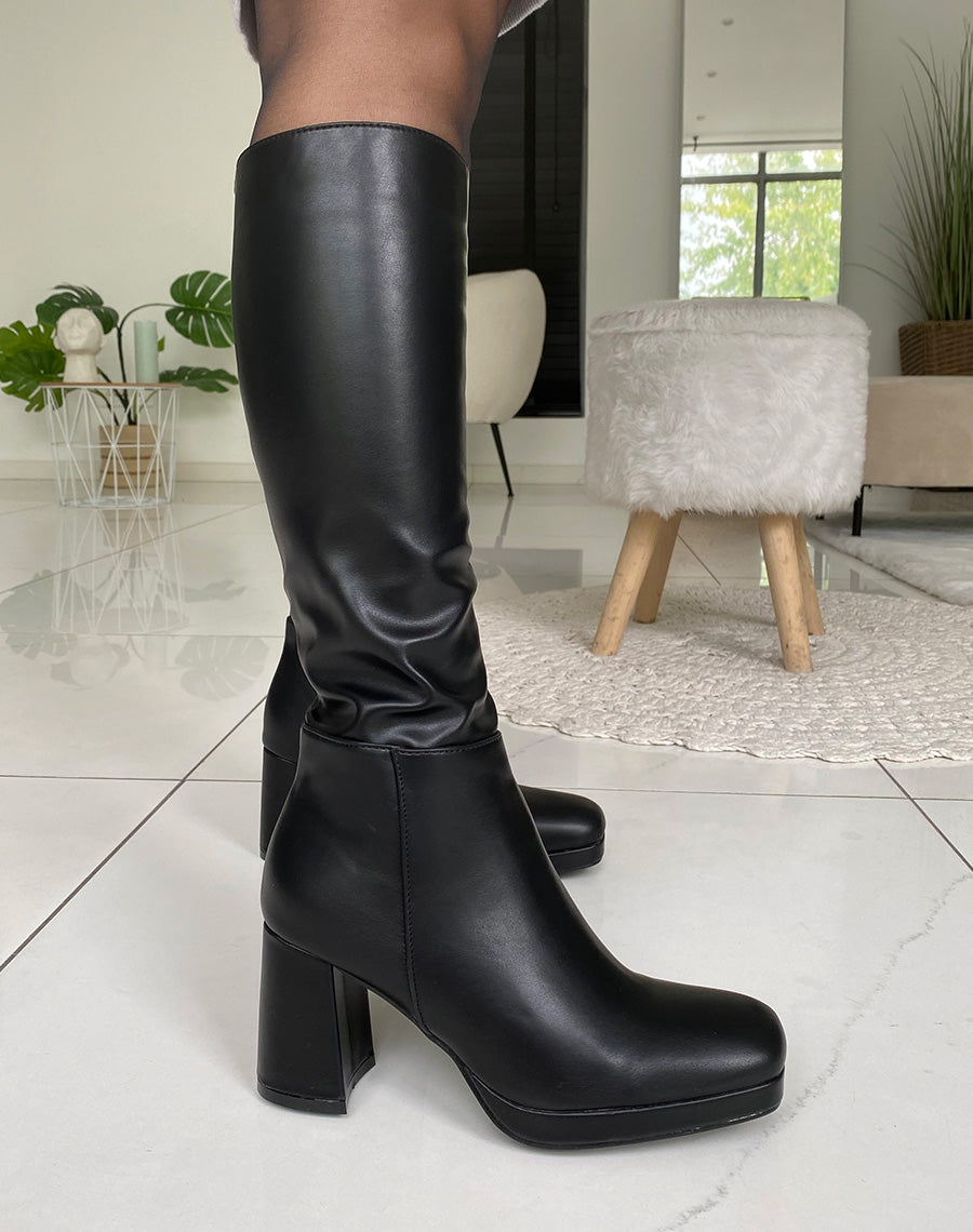 Bottes noires à talon et bout carré